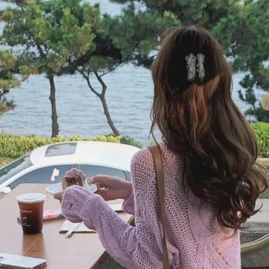 穿黄靴子的女孩